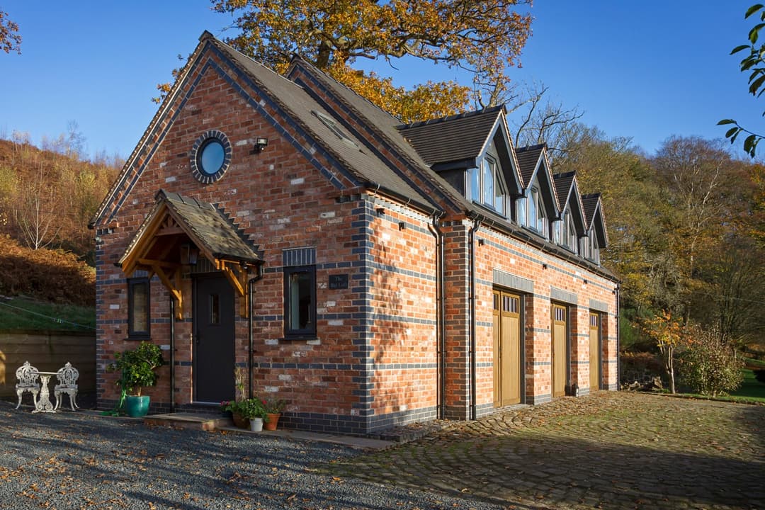 Side aspect detached garage and loft apartment