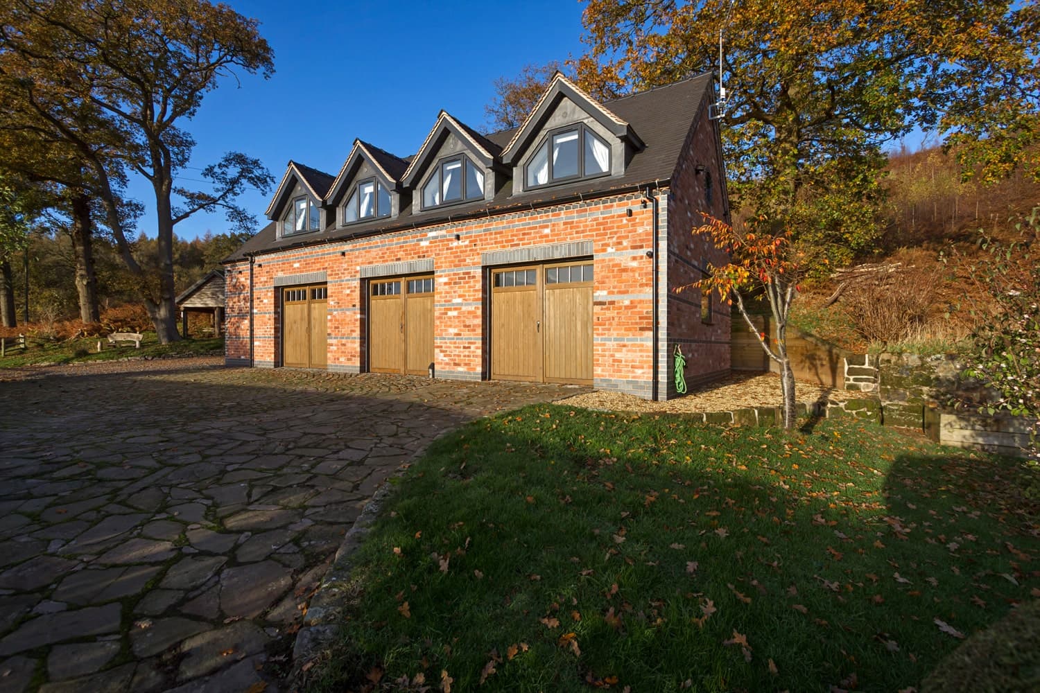 Side aspect detached garage and loft apartment